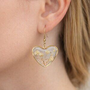 ✨ Gold Tone Clear Resin Heart Earrings with Pressed White Flowers